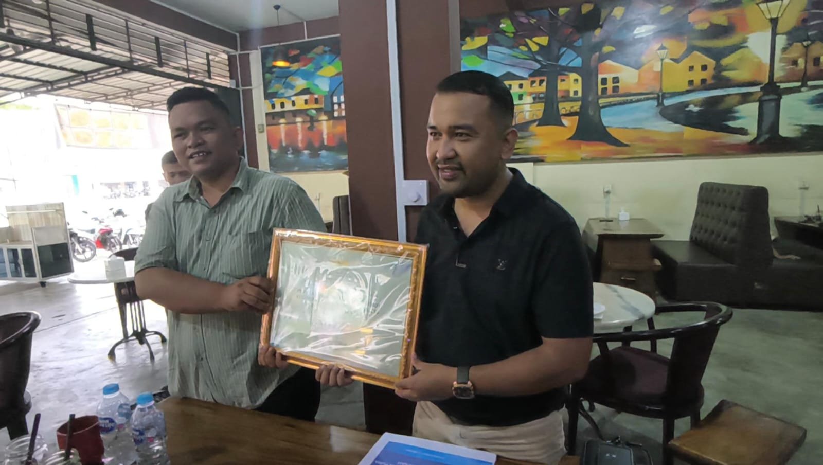 Manajer Operasi 1 Pelindo Tanjungpinang, Alfensius Romyco dan Humas Pelindo Tanjungpinang Riil Fulltimer Pamerkan Penghargaan Prima Madya dari Kementrian Perhubungan.